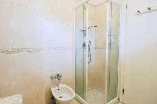 ein Bad mit einer Dusche, einem WC und einem Waschbecken in der Unterkunft [Garda Lake]-Raffinato appartamento in Toscolano-Maderno