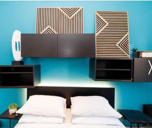 布魯克林的住宿－A Dedicated Space To Unwind，一间卧室设有一张床和蓝色的墙壁