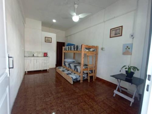 um quarto com uma prateleira e uma mesa em Sencillo y cálido Monoambiente en S Fernando em San Fernando