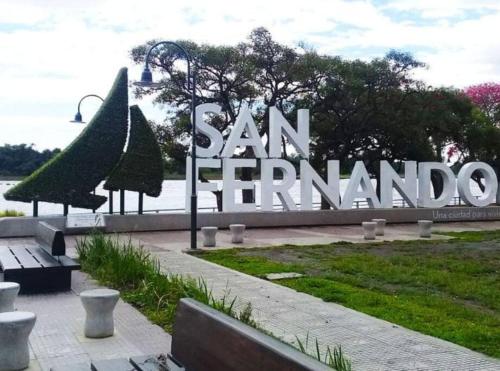 um grande sinal que diz São Francisco em Sencillo y cálido Monoambiente en S Fernando em San Fernando