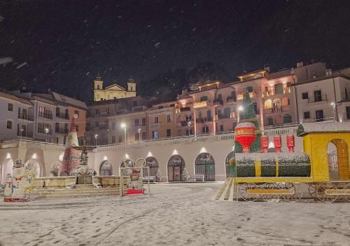 uma cidade coberta de neve à noite com um edifício em Appartamento relax Svitlana em Castel di Sangro