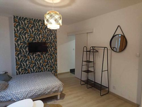 um quarto com uma cama e uma parede com um espelho em Deguise 9 em Valenciennes