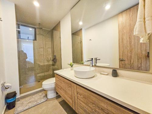 y baño con lavabo, aseo y ducha. en Apartamento 2 habitaciones en Morros Zoe frente al mar en Cartagena., en Cartagena de Indias