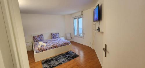 En eller flere senge i et værelse på Appartement cosy à Montmagny