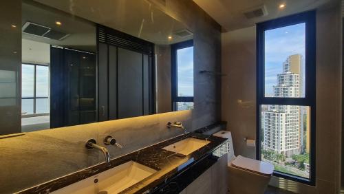 baño con lavabo y espejo grande en Andromeda Seaview Condo Near Beach, en Pattaya South