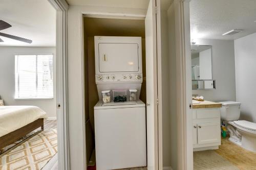 a kitchen with a washer and dryer in a room at Private Patio, Community Perks Palm Springs Condo in Palm Springs