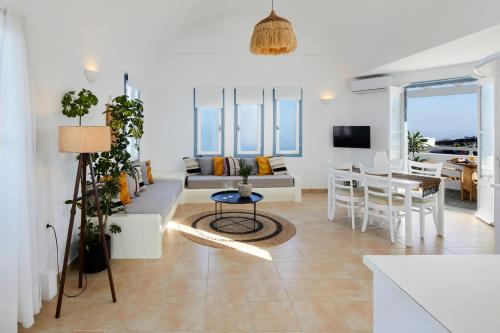 sala de estar con sofá y mesa en Athiri Santorini Hotel, en Imerovigli