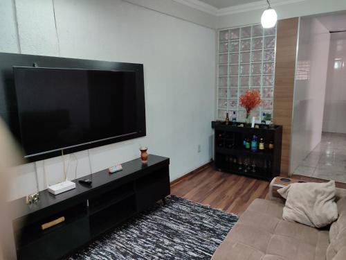 un soggiorno con una grande TV a schermo piatto a parete di Aconchegante Apartamento em Ouro Preto a Ouro Preto