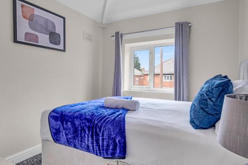 a bedroom with a large bed and a window at Doncaster DN8 Elegant 3 Bedrooms Travellers Contractors Haven Free Parking in Thorne