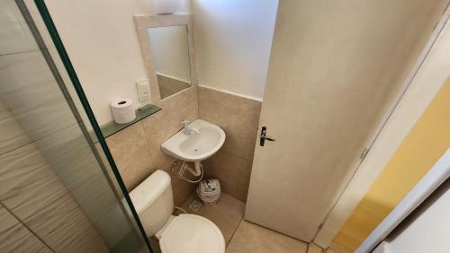 a small bathroom with a toilet and a sink at Pousada Ceará - Porto das Dunas in Aquiraz