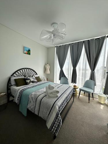 Ένα ή περισσότερα κρεβάτια σε δωμάτιο στο Western Sunshine Art Home in Sydney