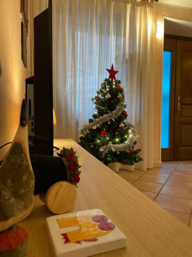 un albero di Natale in un soggiorno con un libro di Nel vecchio borgo a Verrès