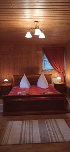 sypialnia z łóżkiem z czerwoną pościelą i oknem w obiekcie Ferienwohnung "Villa Alexander" 4 DTV-Sternen Neu Eröffnung w mieście Bad Ems