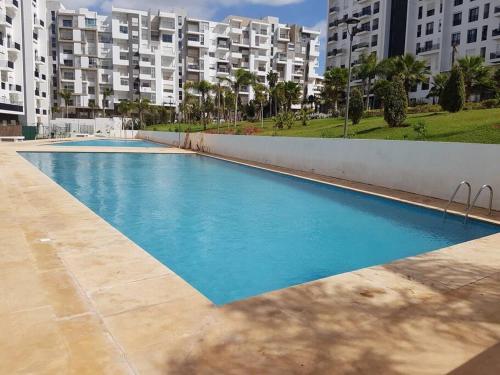 an empty swimming pool in front of some buildings at Studio à Prestigia HayRiad/Rabat in Rabat