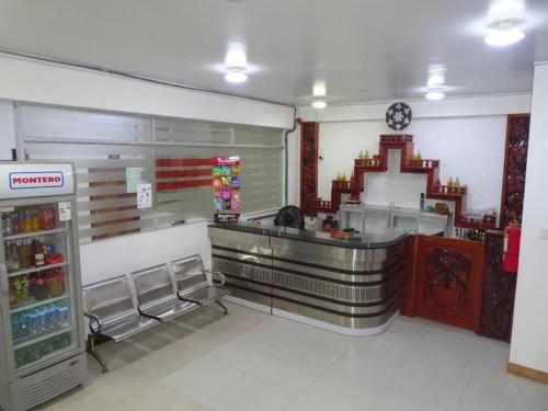Hotel LUCHINE في بوكالبا: مطعم وجبات سريعة مع كونتر في متجر