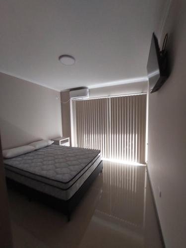 a bedroom with a bed and a window in a room at VENETO VILLAGE MR in Villa Parque Siquiman