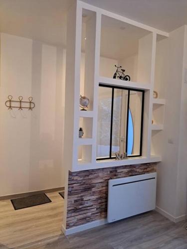 - un dressing avec un miroir et un vélo sur le mur dans l'établissement Appartement calme La Bresse animaux admis, à La Bresse