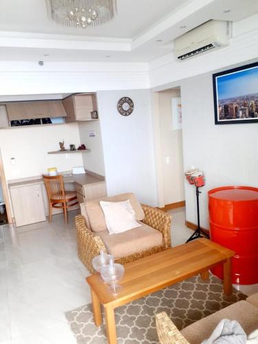 Tropical executive Ap 1411 في ماناوس: غرفة معيشة مع أريكة وطاولة