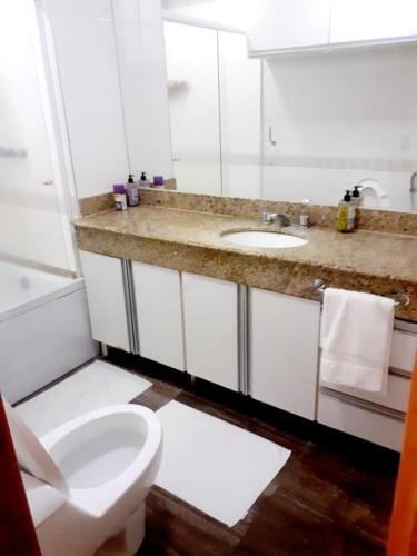Tropical executive Ap 1411 في ماناوس: حمام أبيض مع حوض ومرحاض