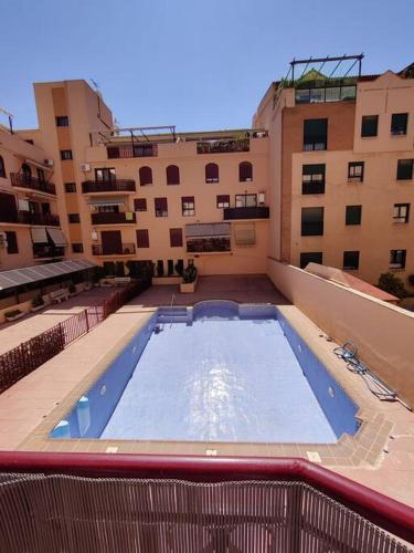 Apartamento, parking y piscina de temporada en Granada Tico Medina