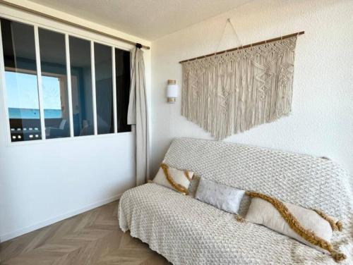 une chambre avec un lit et une grande fenêtre dans l'établissement BARCARESA-Appartement face mer et piscine wifi clim garage, au Barcarès