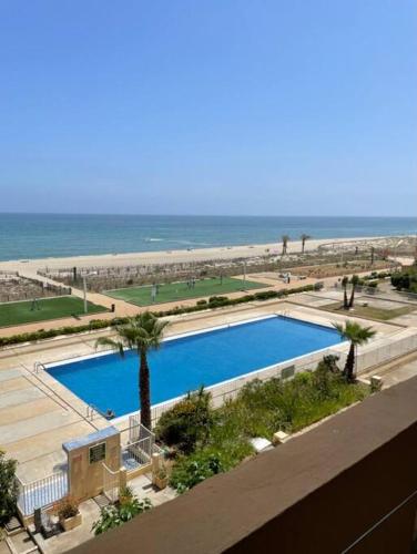 - une vue sur la piscine à côté de la plage dans l'établissement BARCARESA-Appartement face mer et piscine wifi clim garage, au Barcarès
