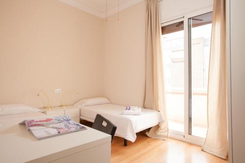 Uma cama ou camas num quarto em Apartment Mirland Barcelona