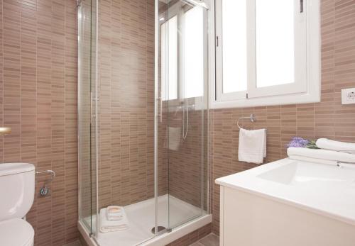 a bathroom with a shower and a toilet and a sink at Apartment Mirland Barcelona in Barcelona