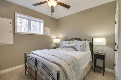 - une chambre avec un lit et un ventilateur de plafond dans l'établissement Wintergreen Resort Home Close to Slopes and Trails, à Nellysford