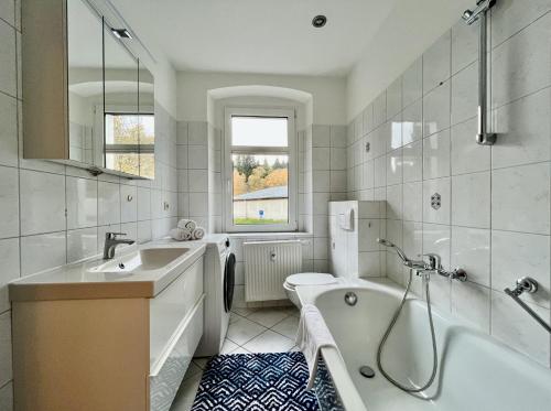 y baño con bañera, aseo y lavamanos. en 3 Zimmer Apart Bergblick, en Kurort Oberwiesenthal