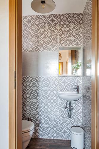 ein Badezimmer mit Waschbecken und Toilette in der Unterkunft Almere with FREE Parking in Budapest