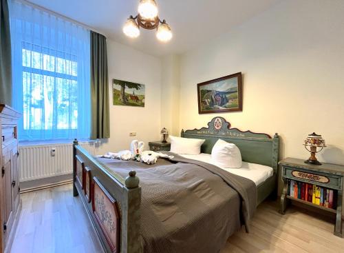 Un dormitorio con una cama grande y una ventana en 3 Zimmer Apart Bergblick, en Kurort Oberwiesenthal