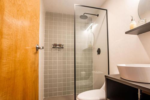 un bagno con wc, lavandino e doccia di Tiny Home Samambaia - Sea view and bathtub a Alto del Espino Prieto