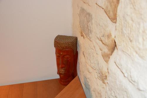 a vase sitting on the floor next to a wall at DIMORA DEL CARMINE in Bari