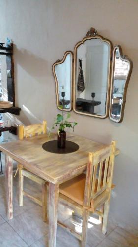 una mesa de madera con una maceta y un espejo en Bella Vista a las Sierras II en Merlo