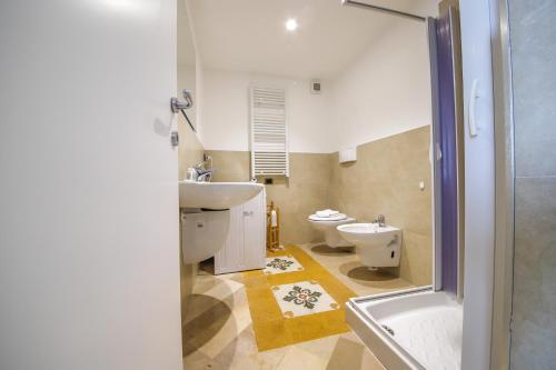 ein Bad mit einem Waschbecken und einem WC in der Unterkunft Garibaldi - Affitti Brevi Italia in Gravina in Puglia