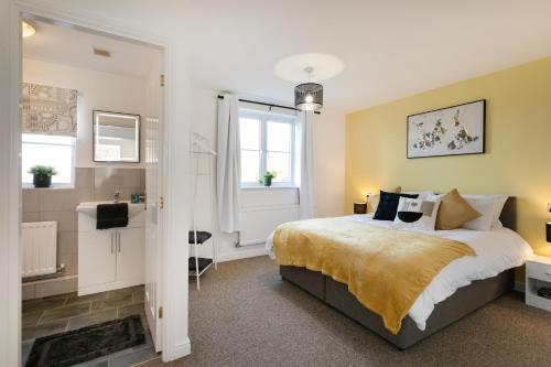 a bedroom with a king sized bed and a bathroom at * Parking * Sleeps 6 * Fast Wi-FI in Waddington