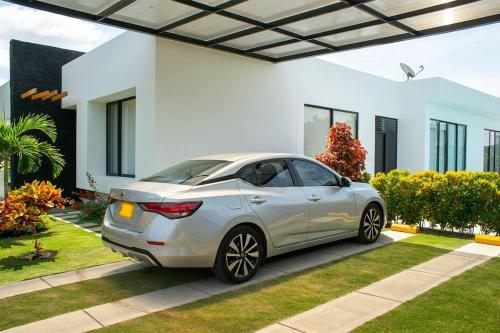 a silver car parked in front of a house at La Veranera in Girardot