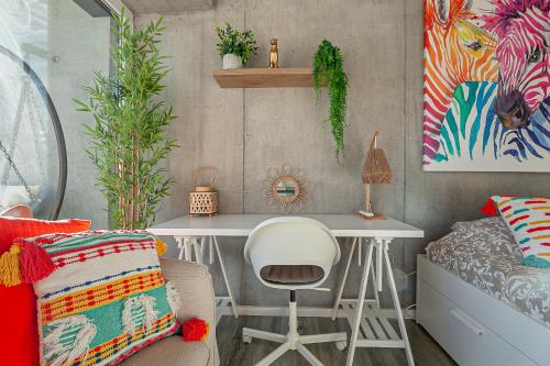 a room with a desk and a bed with a chair at Felicidade Aveiro Apartment incl Parking by Home Sweet Home Aveiro in Aveiro
