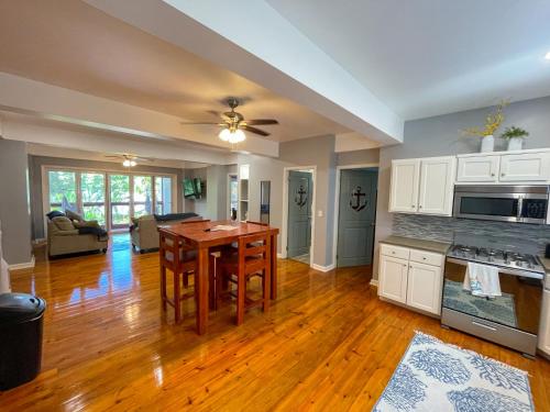 uma cozinha com uma mesa e uma sala de jantar em Villas De Cisnes Starfish or Anchor floors em Roatan