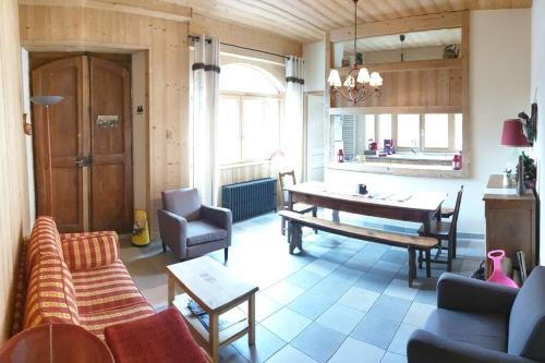O zonă de relaxare la Appartement cosy avec jardin