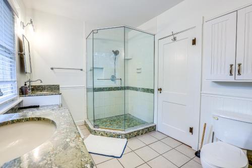 La salle de bains est pourvue d'une douche en verre et de toilettes. dans l'établissement Palm City Home with Decks and Florida Room - Near Golf, à Stuart