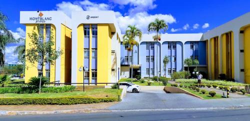 un edificio amarillo con un coche aparcado delante de él en Studio Sudoeste Brasília, en Brasilia