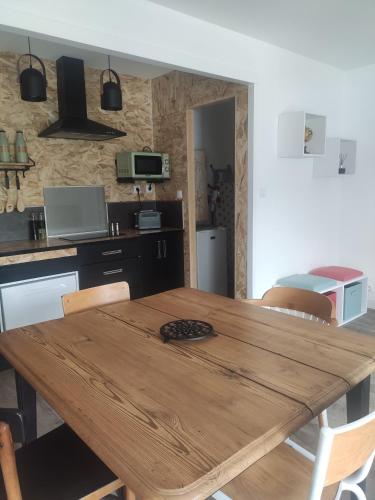 - une cuisine avec une table en bois dans l'établissement Maison La Coulonnaise, à Coulon