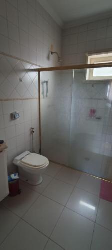 普雷圖河畔聖若澤的住宿－Mansão mais influentes，白色的浴室设有卫生间和淋浴。