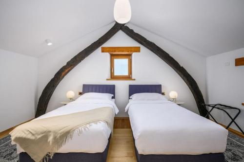 twee bedden in een kamer met een raam bij Villa Cangarela 117 in Višnjan