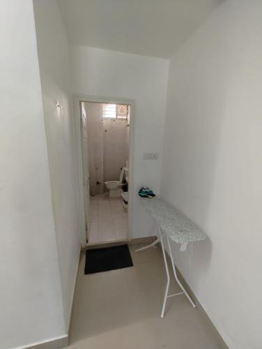 Dieses weiße Zimmer verfügt über ein Waschbecken und ein WC. in der Unterkunft NK Homes - Serviced Apartments in Hyderabad