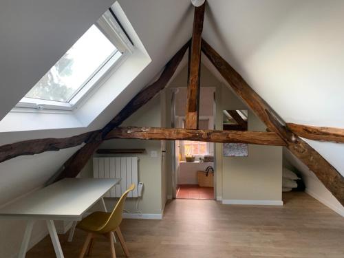 Cette chambre dispose d'un bureau et d'une fenêtre. dans l'établissement F&B's Garden 10 min Disneyland Paris, à Montry