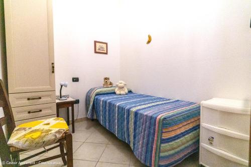 パラーウにあるVento Mare Palauのベッドルーム(ベッド1台、動物の詰め物付)