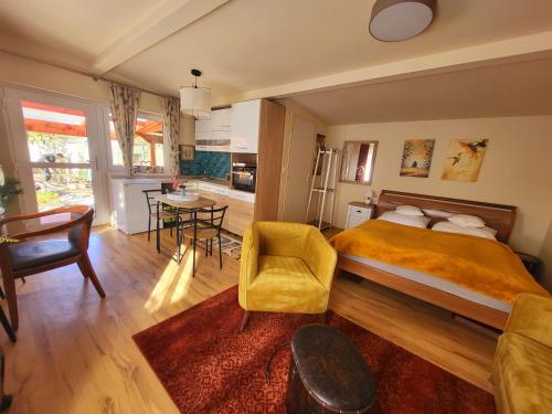 Secret Garden Apartman في بودابست: غرفة نوم مع سرير وغرفة معيشة
